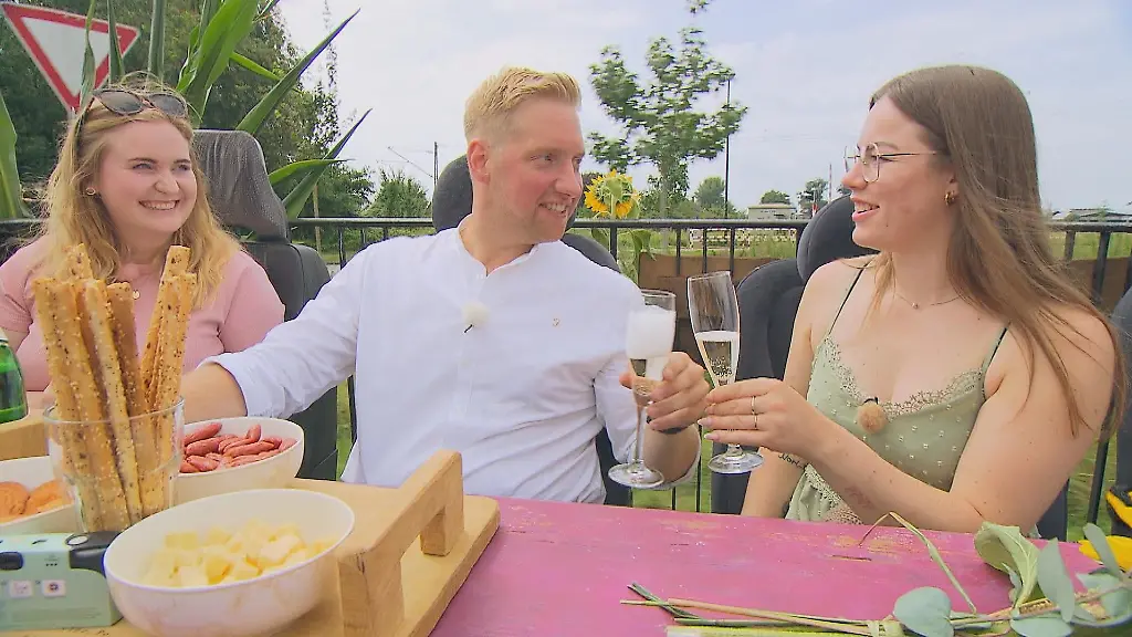 Bullenzüchter Danile freut sich auf den Start seiner Hofwoche mit den beiden Damen Emely und Jennifer - Quelle RTL